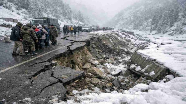 सिक्किम बर्फबारी से हालात गंभीर, 800 पर्यटक फंसे