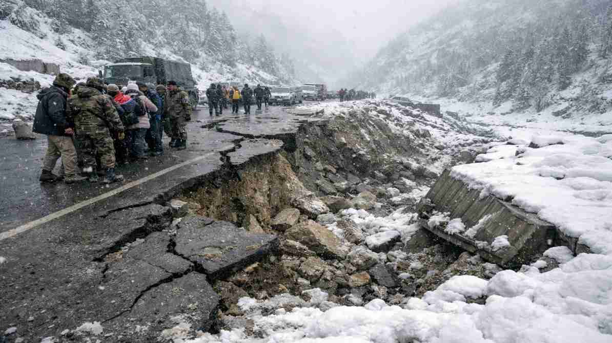 सिक्किम के पहाड़ी क्षेत्र में भारी बर्फबारी और लैंडस्लाइड के कारण सड़क क्षतिग्रस्त, रेस्क्यू जारी