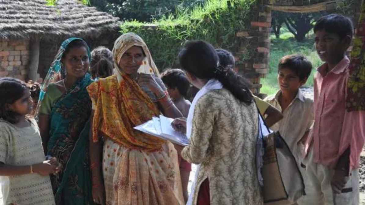 सरकारी अधिकारी घरों में जाकर परिवार और मकान से जुड़ी जानकारी एकत्र कर रहे हैं, जो जनगणना प्रक्रिया का हिस्सा है।