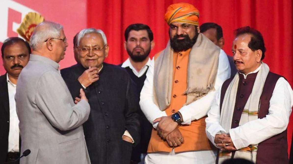 बिहार में आयोजित शपथ ग्रहण समारोह का दृश्य, जिसमें सम्राट चौधरी मुख्यमंत्री पद की शपथ लेते हुए दिखाई दे रहे हैं।