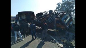 रात के समय हाईवे पर बस और ट्रक की टक्कर के बाद बचाव कार्य का दृश्य, जिसमें पुलिस और रेस्क्यू टीम लगी हुई है