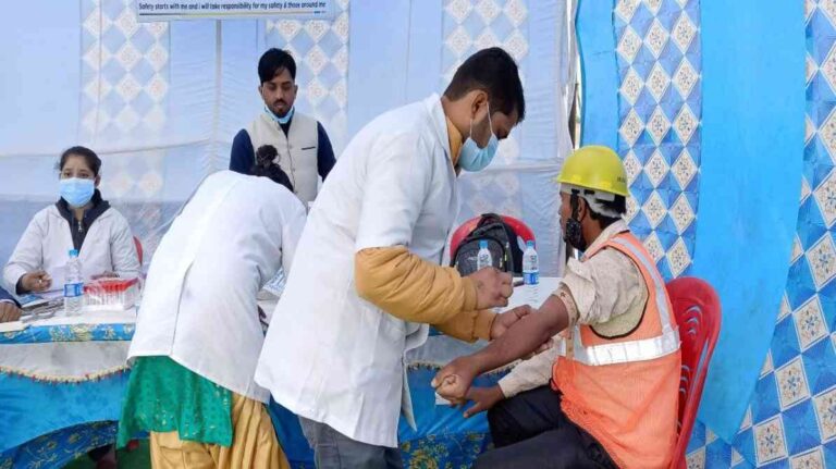नोएडा हिंसा मामला | डीएम की बैठक में श्रमिकों के स्वास्थ्य पर बड़ा फैसला संभव