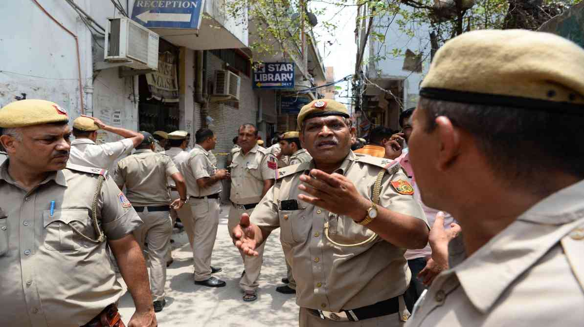दिल्ली के हाई-प्रोफाइल इलाके में पुलिस टीम एक कोठी के बाहर जांच करती हुई, जहां डकैती की घटना हुई।