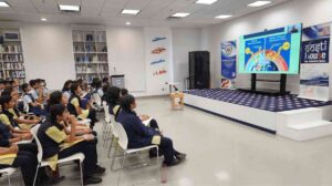 छात्रों के लिए नई शिक्षा प्रणाली, जिसमें भाषा, AI और स्किल आधारित शिक्षा को दर्शाया गया है