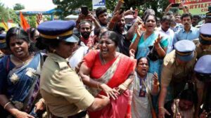 सबरीमाला महिला प्रवेश मामला से जुड़ा मंदिर और कोर्ट दृश्य