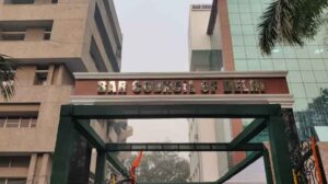 मतगणना टेबल पर रखे कई मतपत्र, जहां चुनाव प्रक्रिया के दौरान गिनती की जा रही है और छेड़छाड़ का मामला सामने आया।